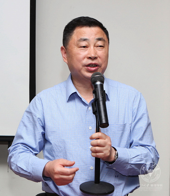 老学员代表、浙江大学管理学院校友分会副会长钱兆良在开学典礼上讲话.jpg