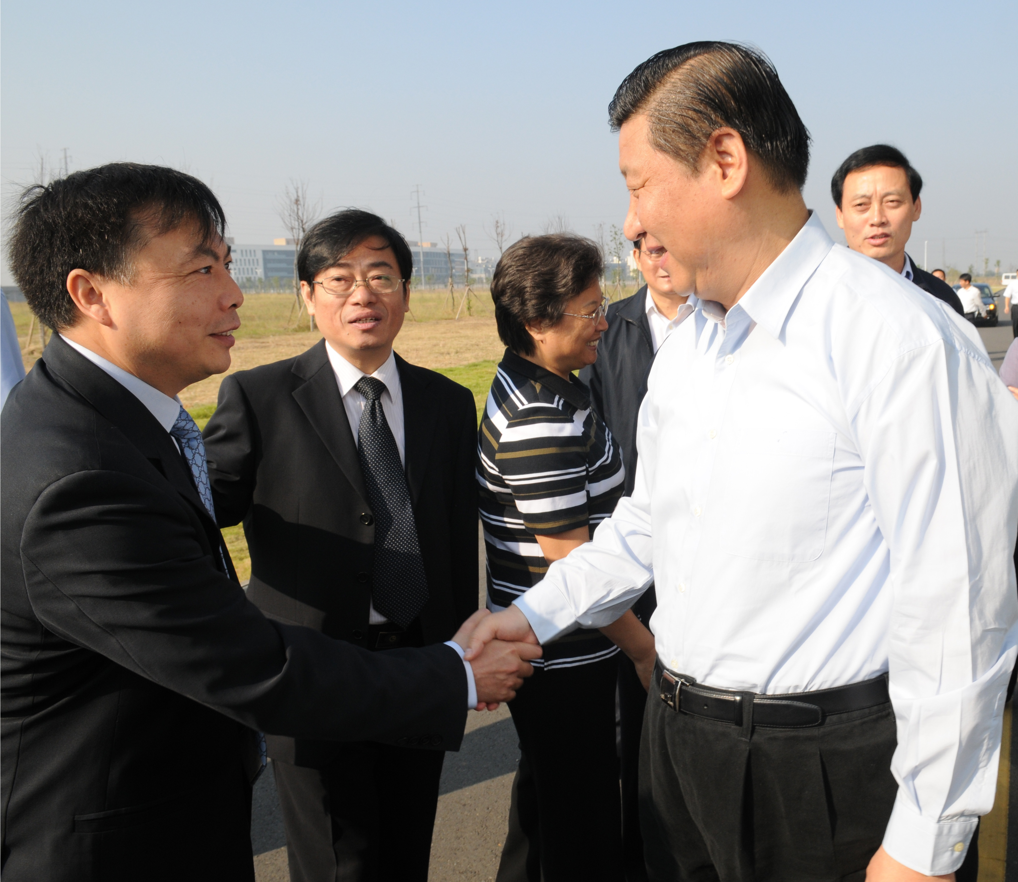 2008年10月15日,习近平在晶能光电与王敏博士亲切握手.jpg